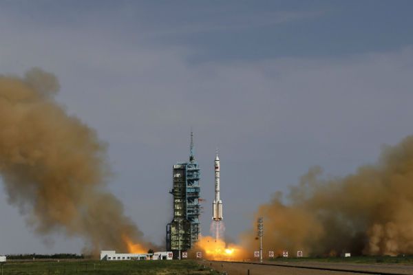 Wystartował chiński statek kosmiczny z trojgiem astronautów