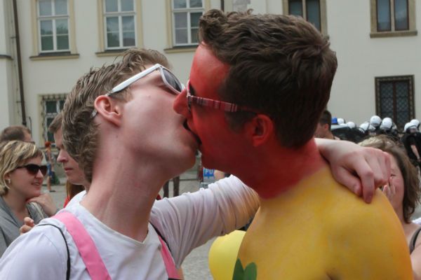 Robert Biedroń: w Polsce geje i lesbijki boją się nawet trzymać za ręce