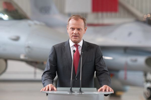 Premier Donald Tusk w bazie F-16: do skutecznej obrony potrzebna siła odstraszania
