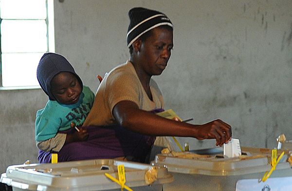Zimbabwe: partia Roberta Mugabego twierdzi, że zdobył on 70-75 proc. głosów