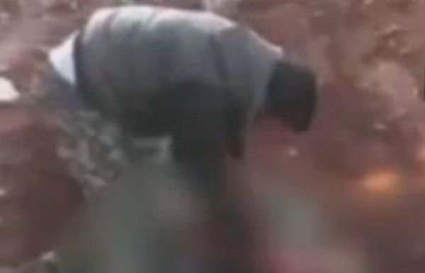 Makabryczne nagranie z Syrii: rebeliant wycina serce z ciała zabitego żołnierza