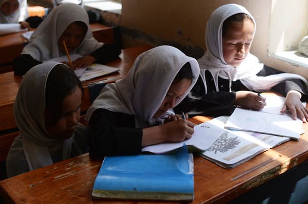 Afganistan: minister edukacji chce karać mdlejące uczennice