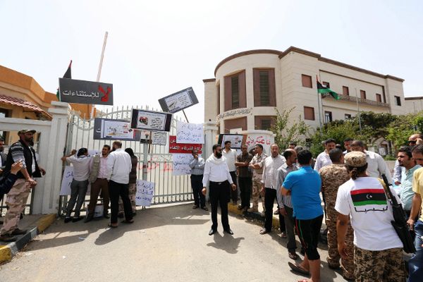Libia: członkowie zbrojnych milicji nadal oblegają siedzibę MSZ w Trypolisie