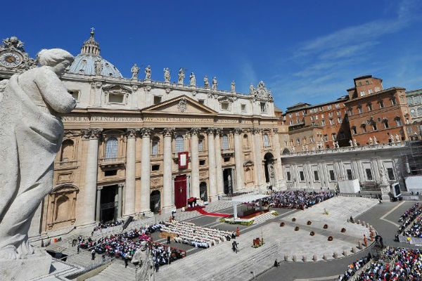 Drugi dzień obrad niezwykłej rady kardynałów w Watykanie