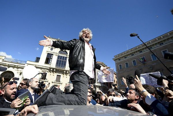 Beppe Grillo szokuje i budzi niepokój po apelu o marsz na Rzym