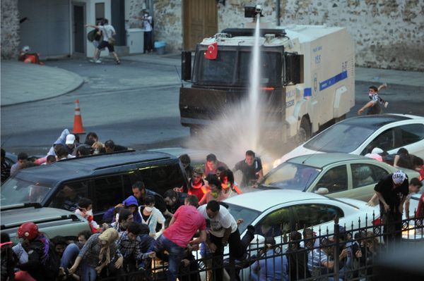 Turcja: nocne starcia z policją - podpalono biura partii rządzącej