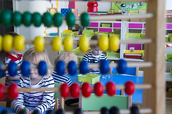 Władze Warszawy nie spełniły obietnicy ws. opiekunów dziennych. Rodzice są oburzeni