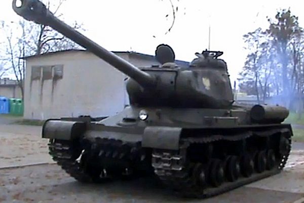 Pokaz wyremontowanego czołgu IS-2 ozdobą ozdobą Dnia Otwartych Koszar w Poznaniu
