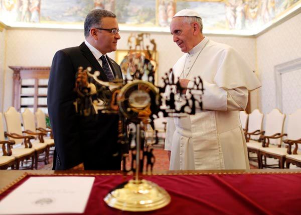 Prezydent Salwadoru podarował papieżowi fragment sutanny arcybiskupa Romero