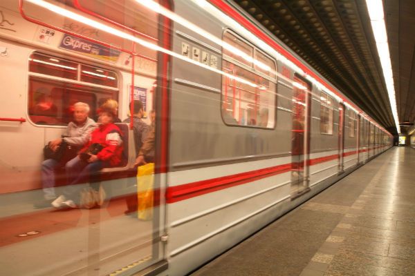 Czesi chcą wydzielić miejsce w wagonach metra do randkowania