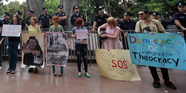 Wiece działaczy gejowskich i antygejowskich w Tbilisi