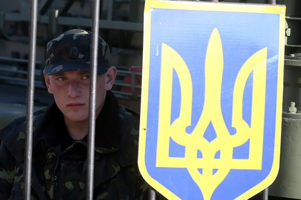 Ukraina: wojskowi opuszczą Krym z bronią i z podniesioną głową