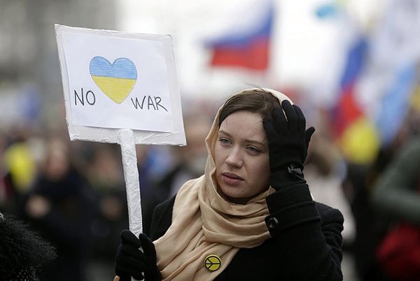 Manifestacje w Moskwie za i przeciw interwencji Rosji na Ukrainie