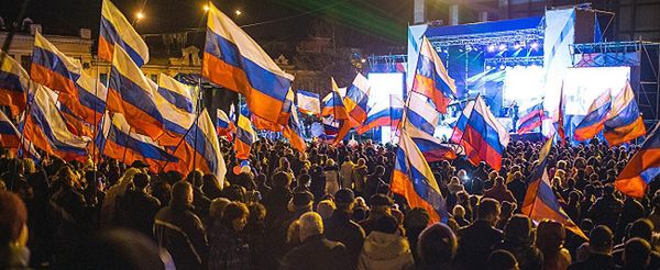 Mieszkańcy Krymu demonstrują poparcie dla przyłączenia do Rosji. "Wracamy do domu"