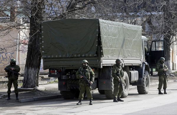 Krym: kolejne próby przejęcia ważnych obiektów przez uzbrojonych ludzi