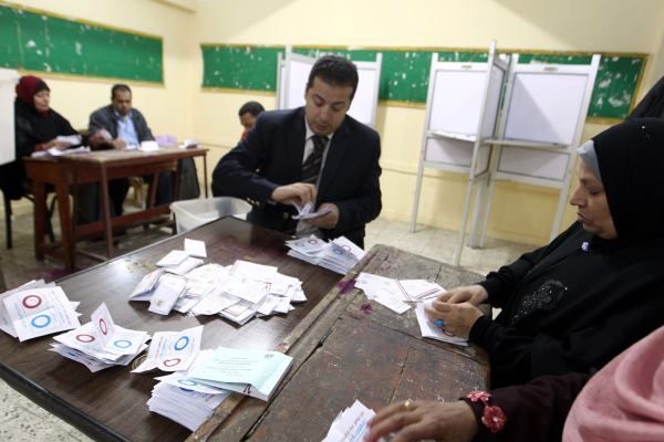 Egipt popiera w referendum nową konstytucję