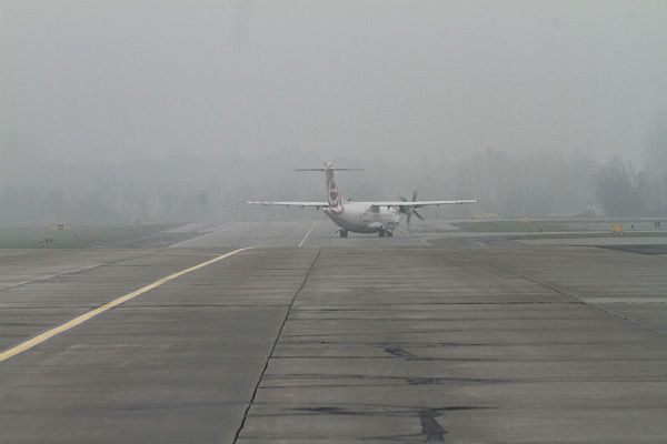 Gęsta mgła utrudnia prace krakowskiego lotniska