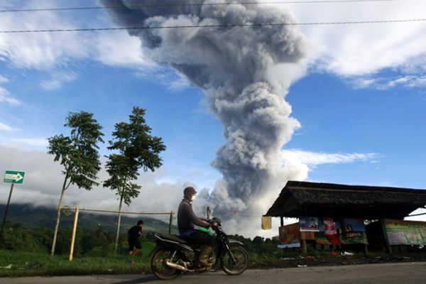 Wulkan Sinabung grozi wybuchem. Trwa ewakuacja ludności