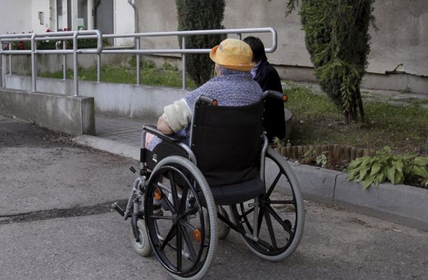 Opiekunowie niepełnosprawnych dorosłych: rząd znów nas dyskryminuje