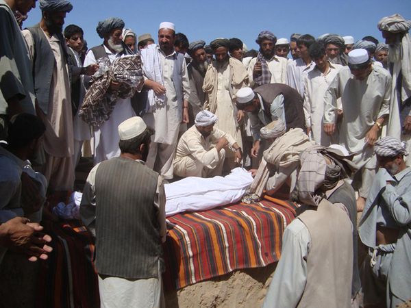 Władze Afganistanu pokazały zdjęcie z 2009 r. jako "dowód" na ofiary cywilne bombardowania z 2014 r.