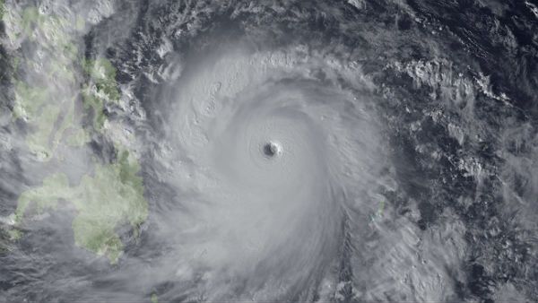 Nadchodzi najsilniejszy tajfun - dotarł nad Filipiny