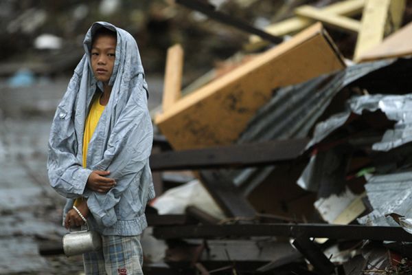 Na Filipiny zaczyna docierać pomoc, ale zbliża się burza tropikalna