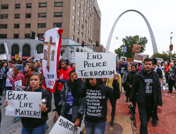 Demonstracja w St. Louis przeciwko brutalności policji