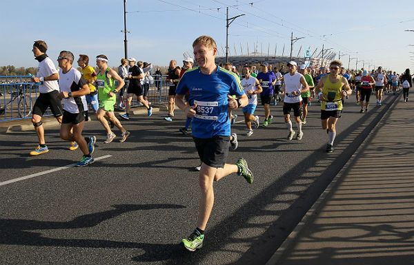 Ulicami Warszawy biegną uczestnicy Maratonu Warszawskiego