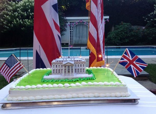 Niefortunne zdjęcie tortu z Białym Domem i brytyjskie przeprosiny