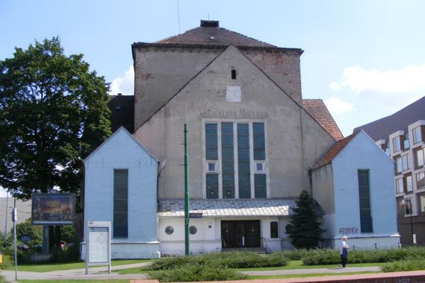 Robotnicy demontują pływalnię w poznańskiej synagodze