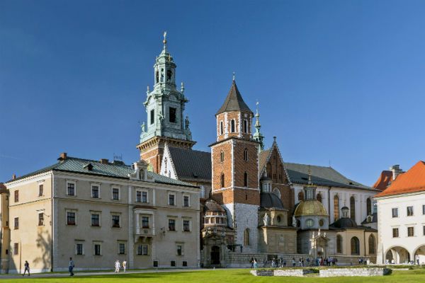 Remont katedry na Wawelu nie przeszkadza tłumom turystów