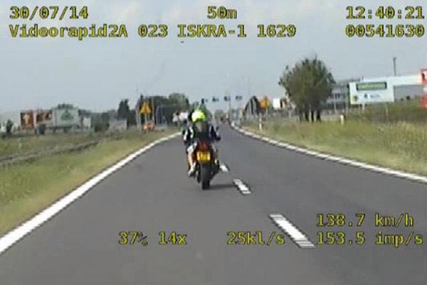 Pirat mknął na motocyklu o 70 km/h za szybko i bez uprawnień