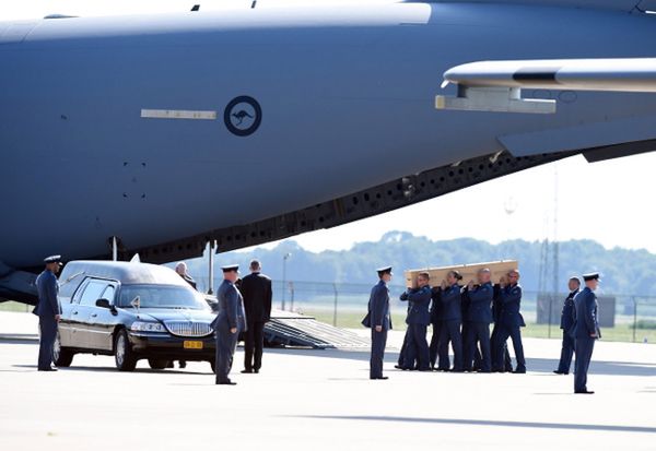 Ostatnie szczątki ofiar katastrofy samolotu wylecą w sobotę do Holandii