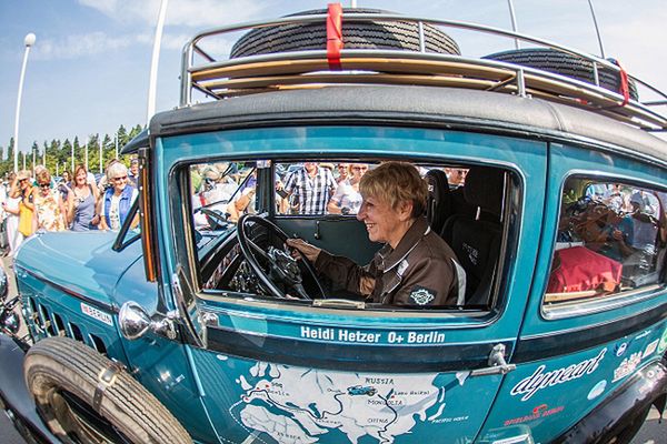77-letnia Heidi Hetzer wyruszyła autem w podroż dookoła świata