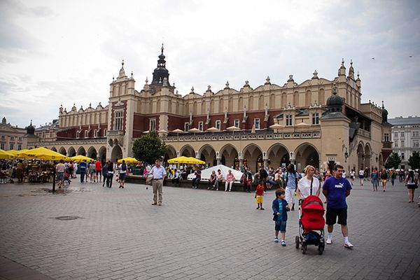 Będzie mniejszy chaos na Rynku Głównym? Zaczyna się "sprzątanie" w centrum Krakowa