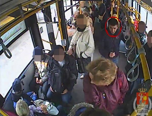 Poszukiwany sprawca kradzieży w warszawskim autobusie. Zerwał kobiecie kolczyki z uszu
