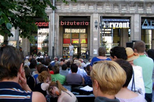 Plac Konstytucji zamienia się w scenę teatralną