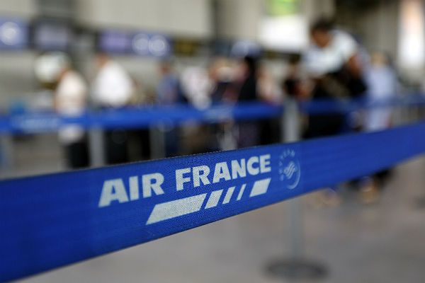 Awaryjne lądowanie samolotu Air France. Policja: nie było bomby na pokładzie Boeinga 777