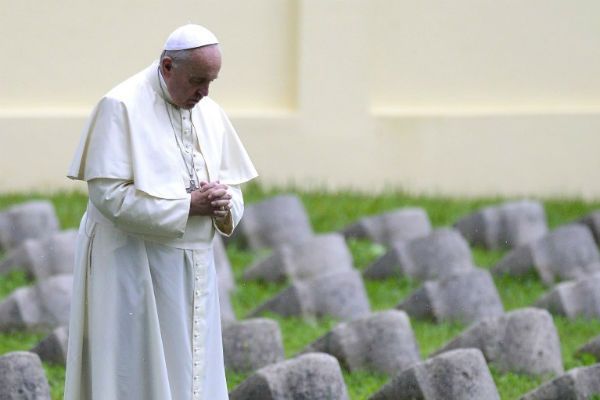 Papież na cmentarzu wojennym: III wojna światowa toczy się "w kawałkach"