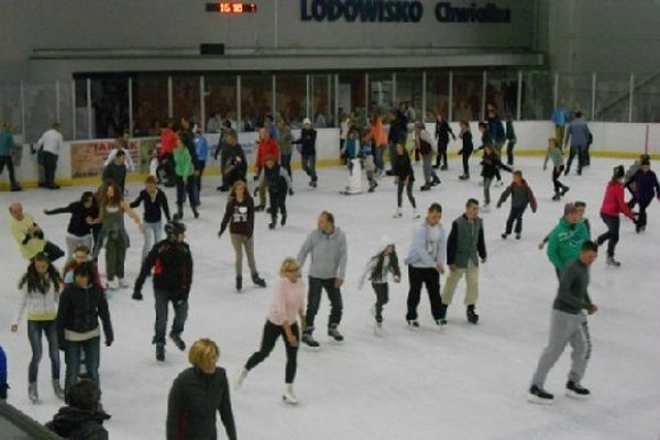 W Poznaniu już można uprawiać sporty zimowe. Otworzono kryte lodowisko