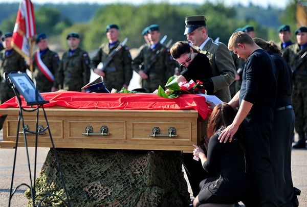 Samolot przywiózł ciało polskiego żołnierza z Afganistanu