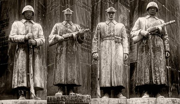 Warszawa musiała zapłacić 600 tys. dolarów za Pomnik Braterstwa Broni - "Czterech Śpiących"