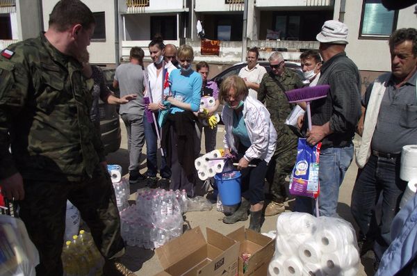 Polscy żołnierze pomagają powodzianom w Bośni