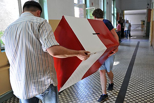 Członek komisji wyborczej w Wicku chciał wrzucić do urny trzy karty do głosowania