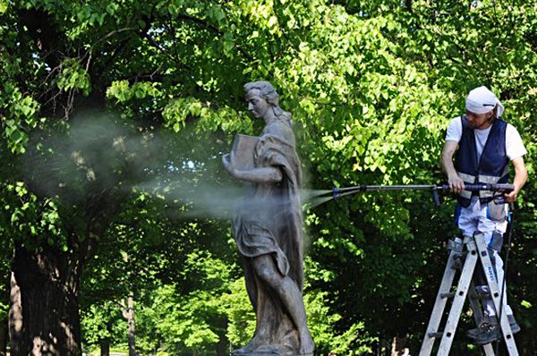 Mycie rzeźb w warszawskich parkach