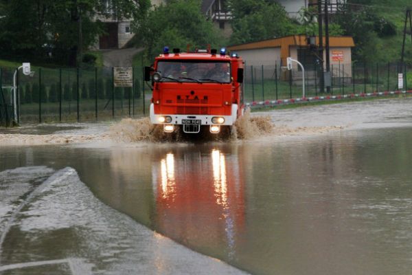 Małopolskie: woda w Dunajcu opada; aktywują się osuwiska