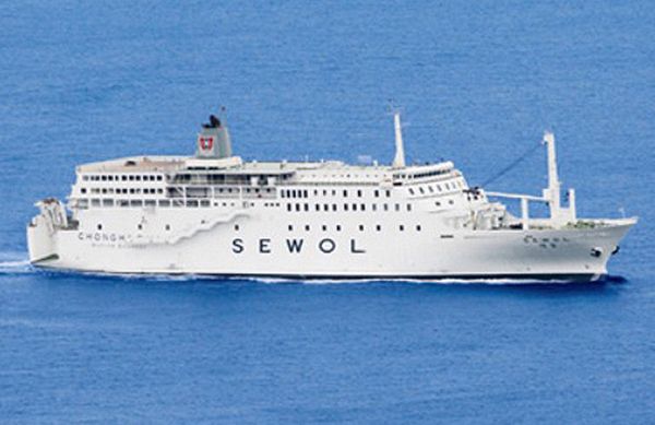 Członkowie załogi koreańskiego statku Sewol dostali polecenie opuszczenia tonącego promu