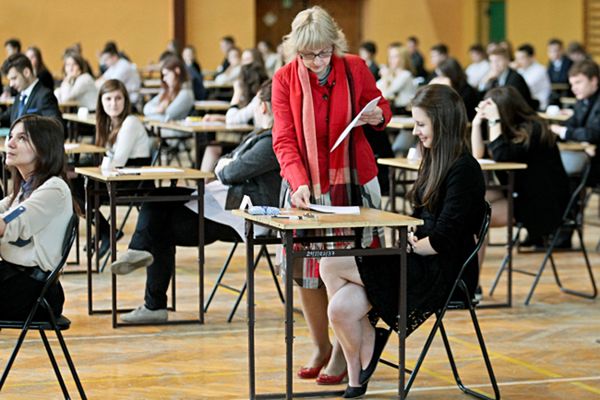 Ostatni dzień egzaminu gimnazjalnego. Zadania z języków obcych