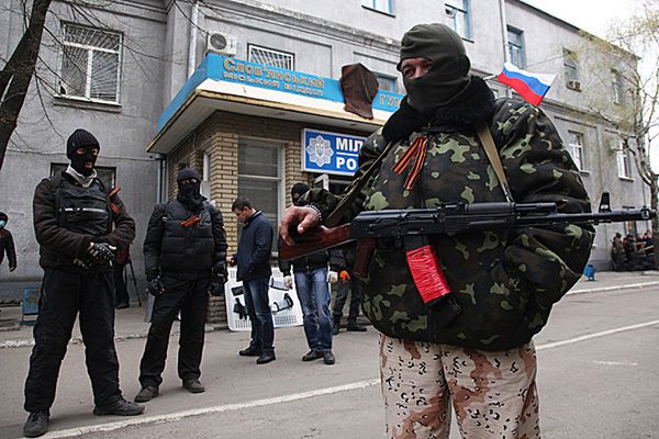 Prorosyjscy bojownicy rozdają broń demonstrantom