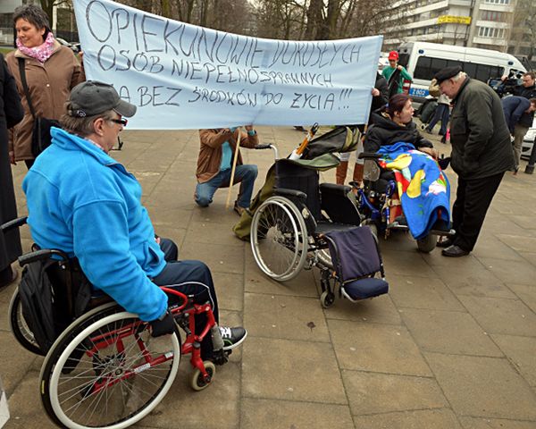 Opiekunowie dorosłych osób niepełnosprawnych protestują przed sejmem